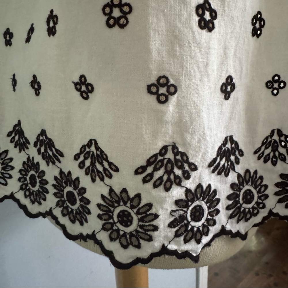 Old Navy cold shoulder embroidered linen ruffle top w/ cutwork white black Sz M - Picture 10 of 14